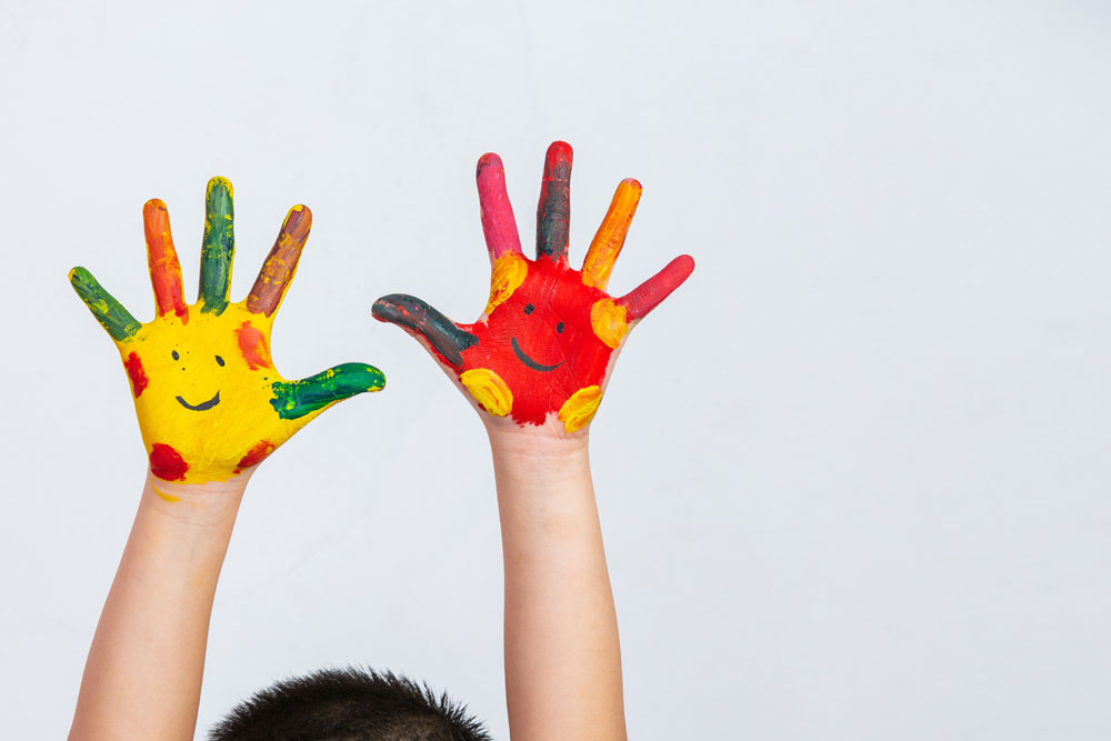 niños-con-las-manos-pintadas